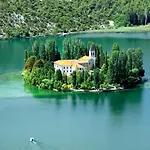 Gorana With Large Private Pool Villa *