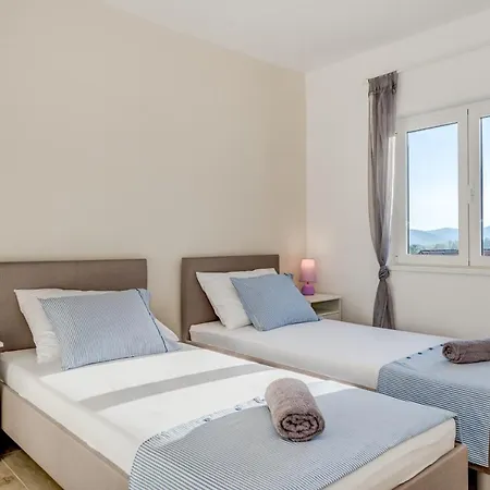 Gorana For 10 With Large Private Pool Sutina
