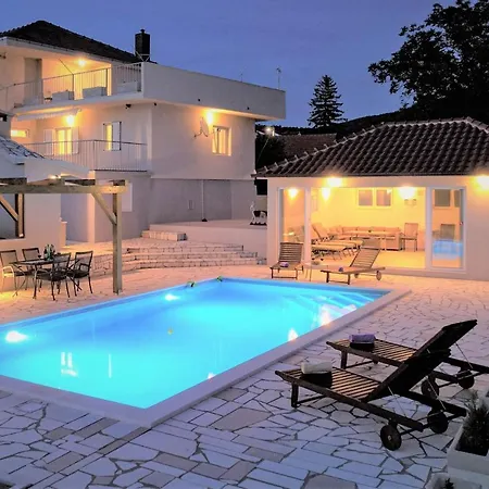 Gorana For 10 With Large Private Pool Villa