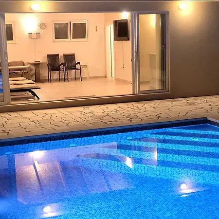 Gorana For 10 With Large Private Pool Villa