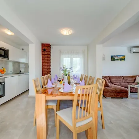 Gorana For 10 With Large Private Pool Villa Sutina