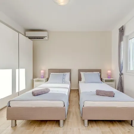 Gorana For 10 With Large Private Pool Villa Sutina
