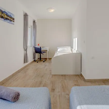 Gorana For 10 With Large Private Pool