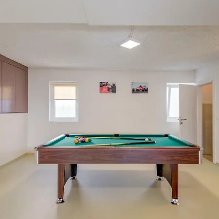Gorana For 10 With Large Private Pool Villa Sutina
