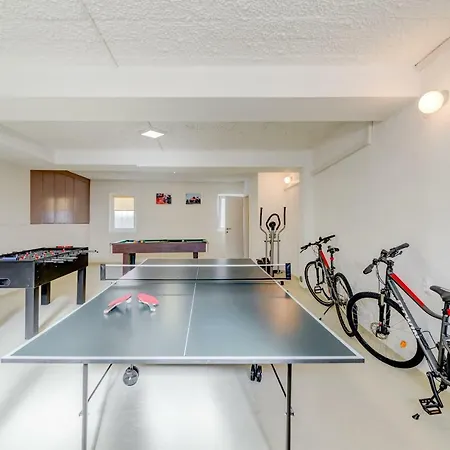 Gorana For 10 With Large Private Pool Sutina