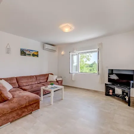 Gorana For 10 With Large Private Pool * Sutina