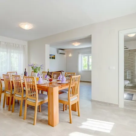 Gorana For 10 With Large Private Pool Villa