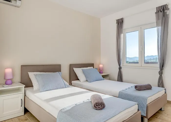 Gorana With Large Private Pool Sutina