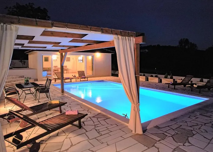 Gorana With Large Private Pool * Sutina