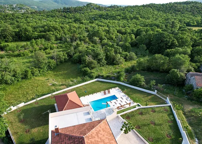Villa Gorana With Large Private Pool Sutina