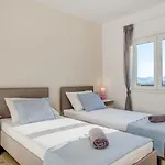 Gorana With Large Private Pool Sutina