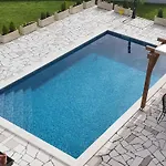 Gorana With Large Private Pool Sutina
