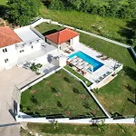 Gorana With Large Private Pool 빌라