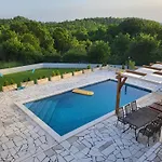 Gorana With Large Private Pool 빌라 *