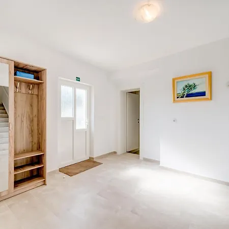 Gorana With Large Private Pool וילה *