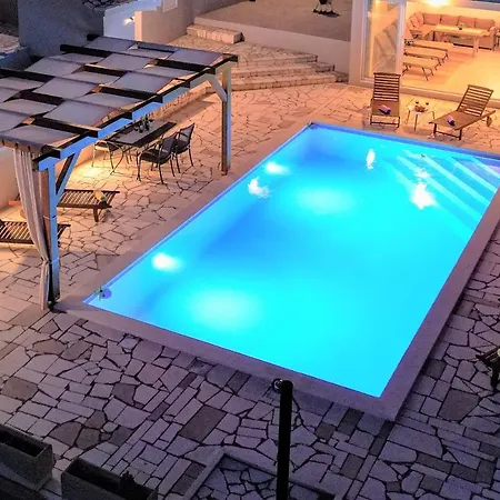 Gorana For 10 With Large Private Pool *