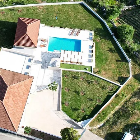 Gorana With Large Private Pool וילה *
