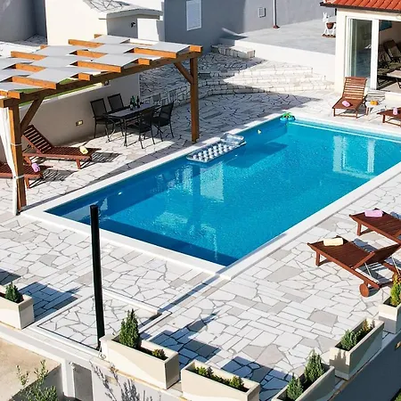 Gorana For 10 With Large Private Pool Villa Sutina