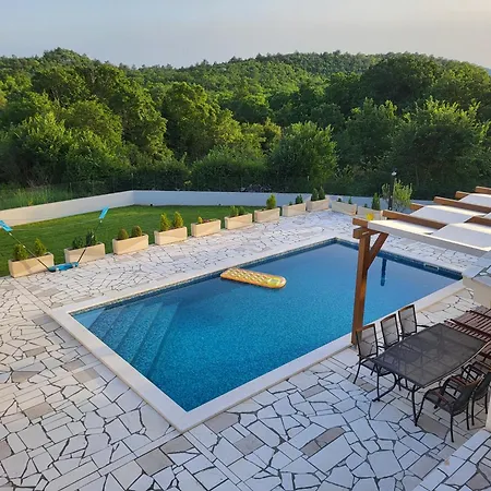 Gorana With Large Private Pool וילה *