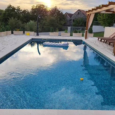 Gorana With Large Private Pool 빌라 Sutina