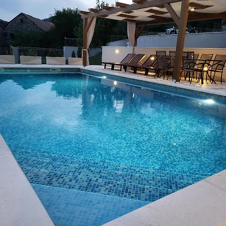 Gorana With Large Private Pool וילה