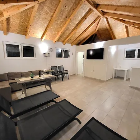 Gorana With Large Private Pool וילה Sutina