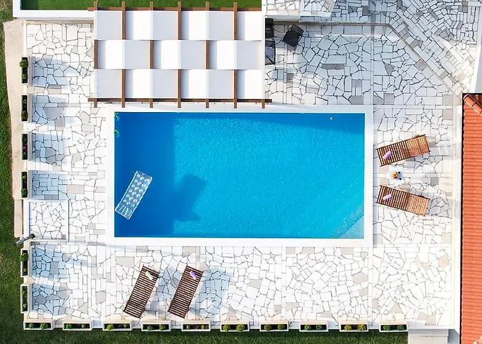 Gorana With Large Private Pool *