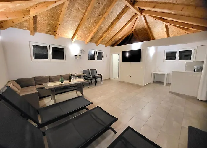 Gorana With Large Private Pool וילה Sutina