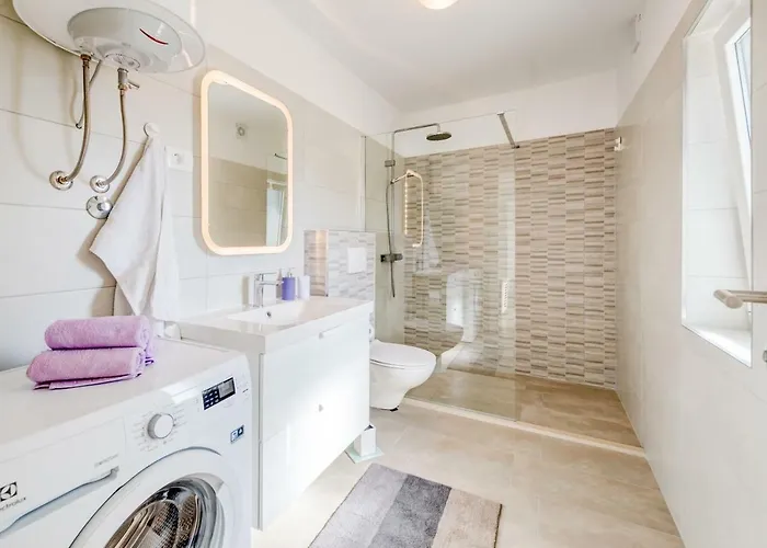 Gorana With Large Private Pool וילה