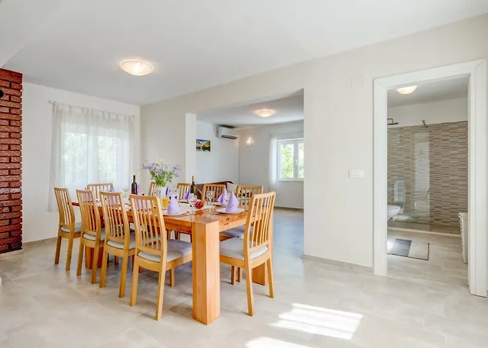 Gorana With Large Private Pool וילה